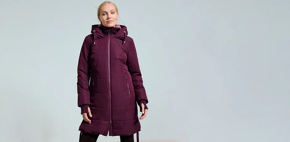 Une veste d'hiver longue et chaude à capuche de couleur rouge foncé avec poches latérales pratiques pour la saison froide.