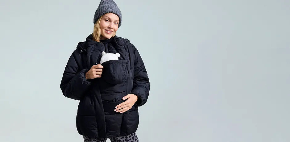 Veste d'hiver chaude de couleur noire, bonnet en maille gris et bas imprimé pour la saison froide.