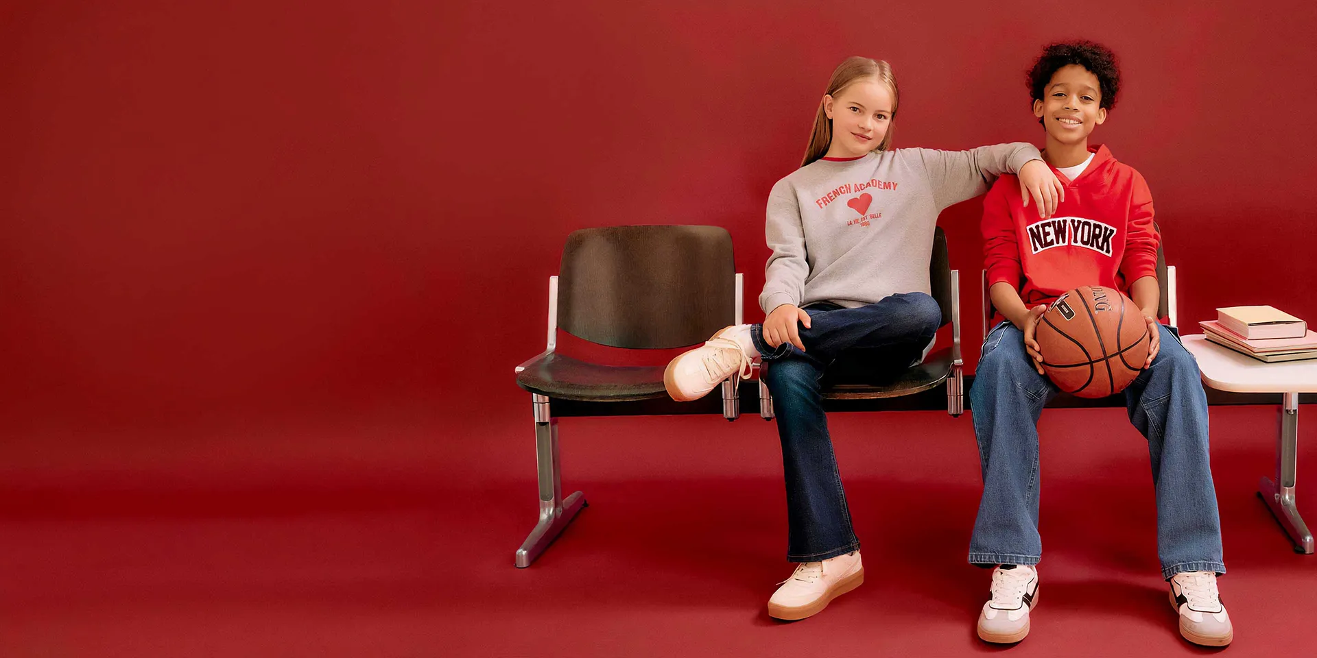 Lässiger Stil: Jeans, T-Shirts und Turnschuhe. Bequeme Alltagskleidung in Rot und Weiß.