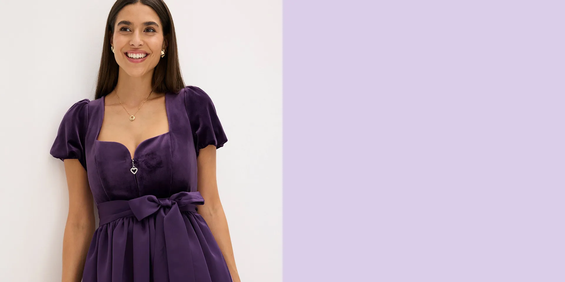 Elegantes, violettes Kleid mit Schleife an der Taille und kurzen Ärmeln. Femininer Ausschnitt.