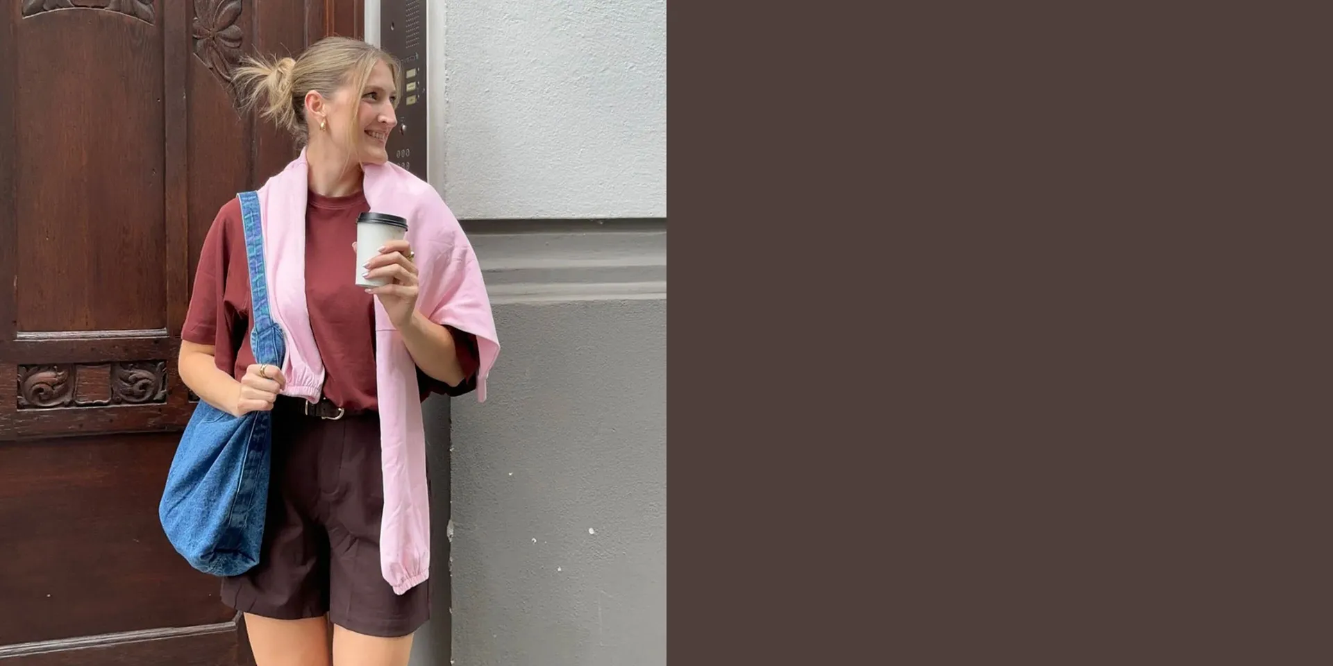 Sommerliches Outfit mit rosa Strickjacke, brauner Shorts und blauer Tasche.