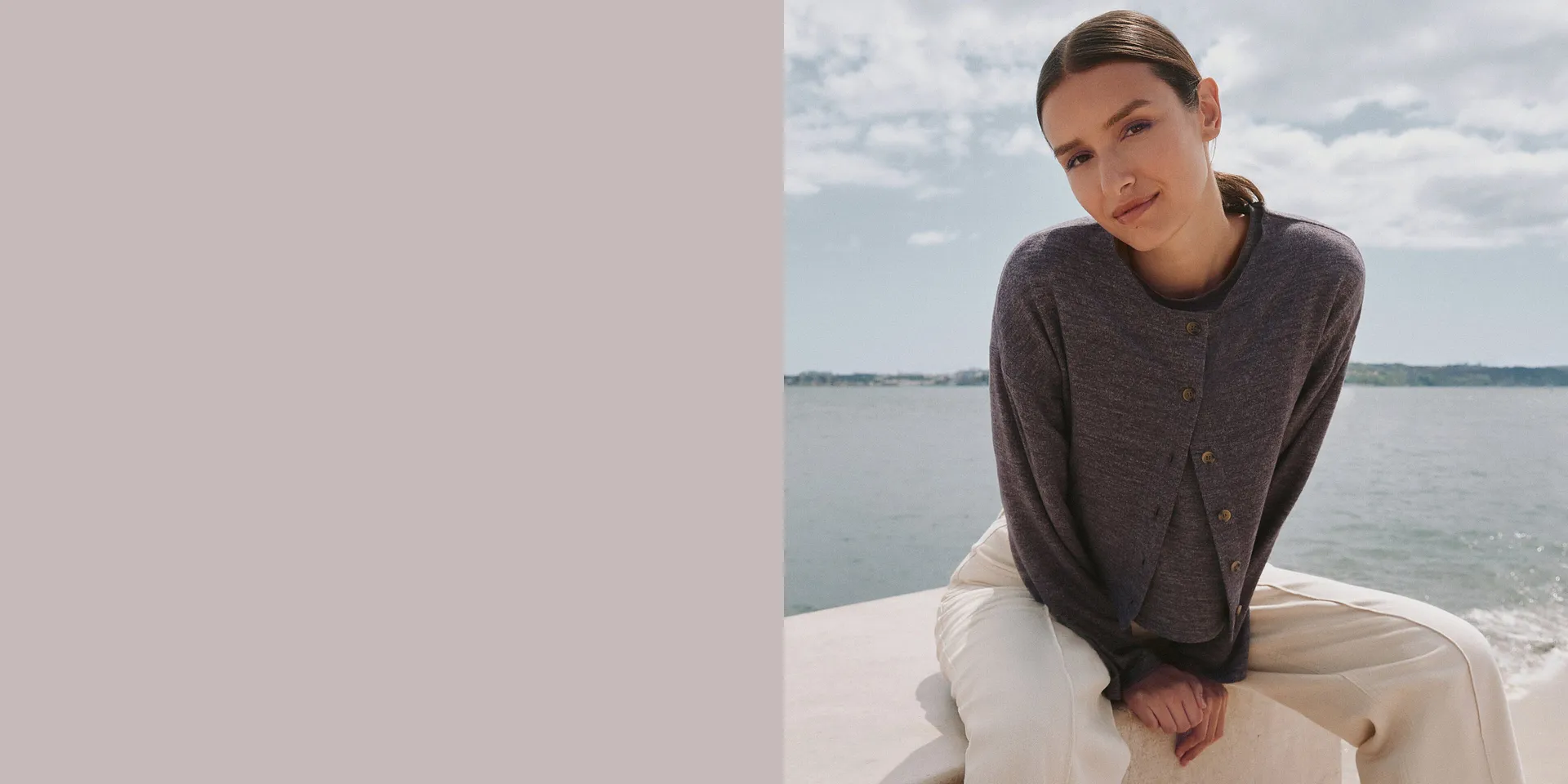 Grauer Cardigan über weißer Hose.