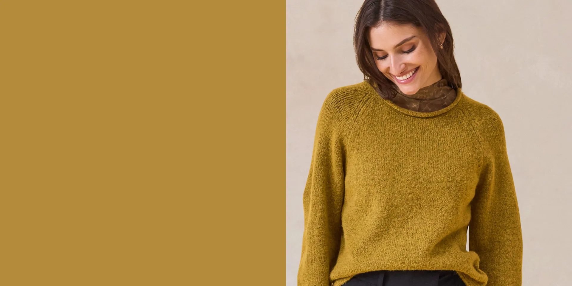 Grüner Pullover mit Rundhalsausschnitt.