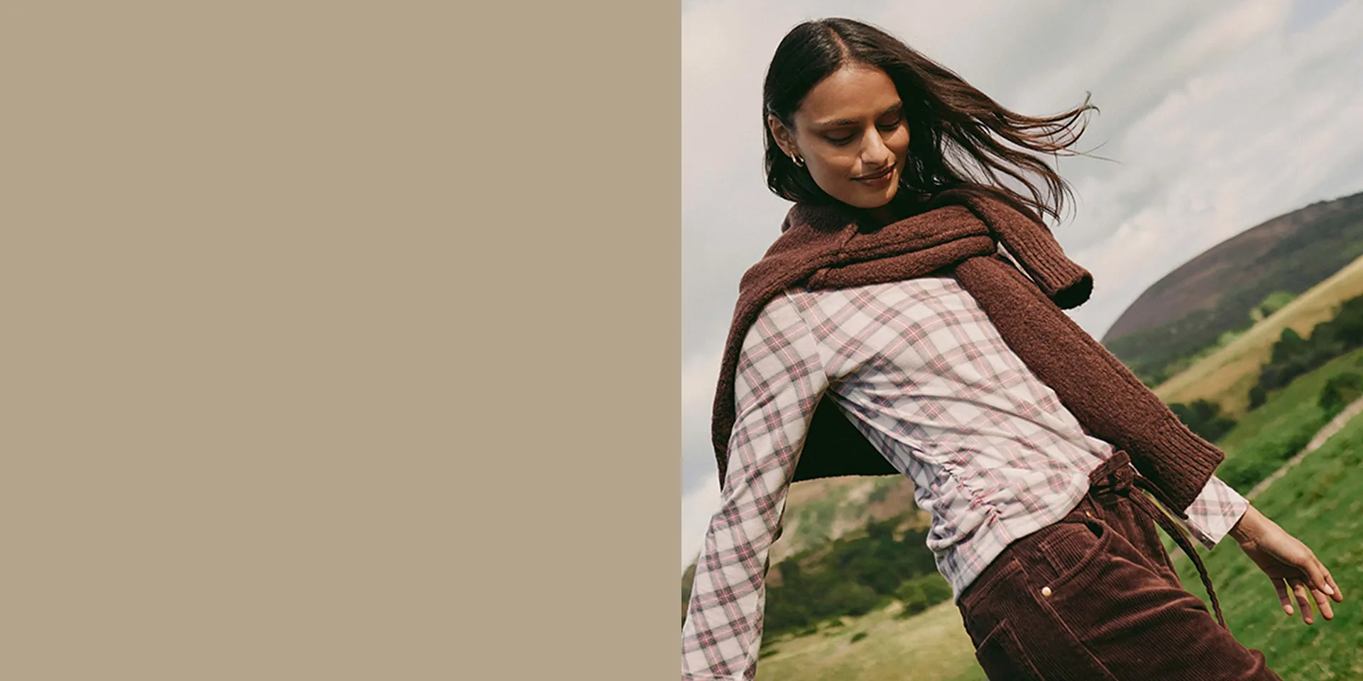 T-shirt à carreaux, pull marron et pantalon en velours côtelé.
