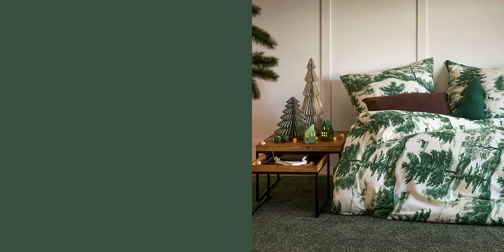 Parure de lit avec motifs sapins pour plonger la chambre dans l'ambiance de Noël. 