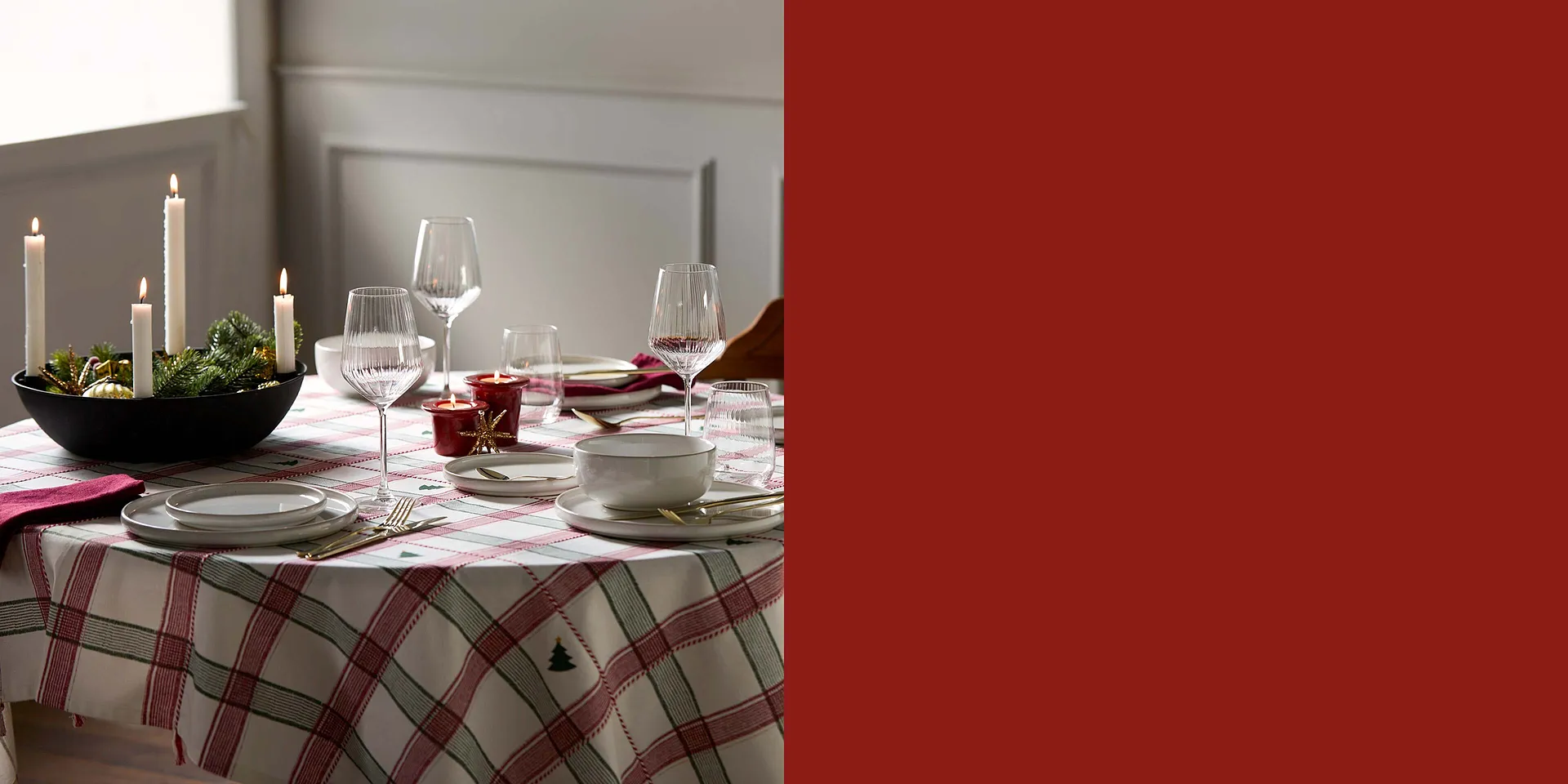 Festlich gedeckter Tisch für ein gemütliches Weihnachtsessen.