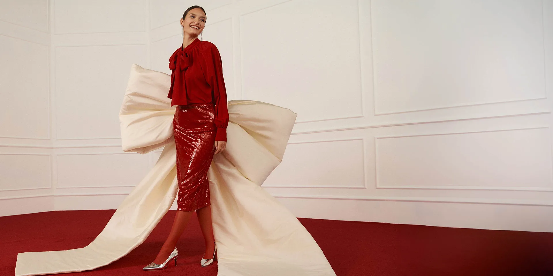 Elegante rote Bluse trifft auf glänzenden Rock.