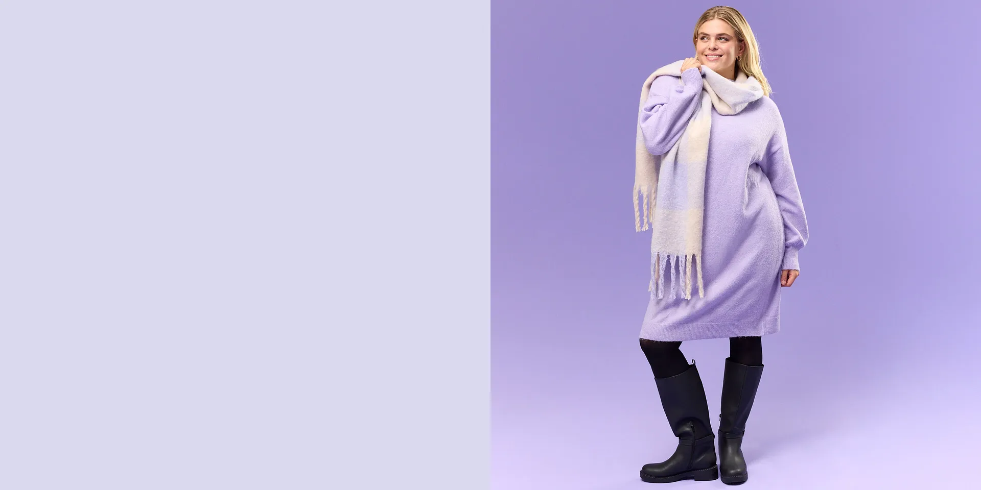 Lila Strickkleid mit weißem Schal, dunkler Strumpfhose und schwarze Stiefel.