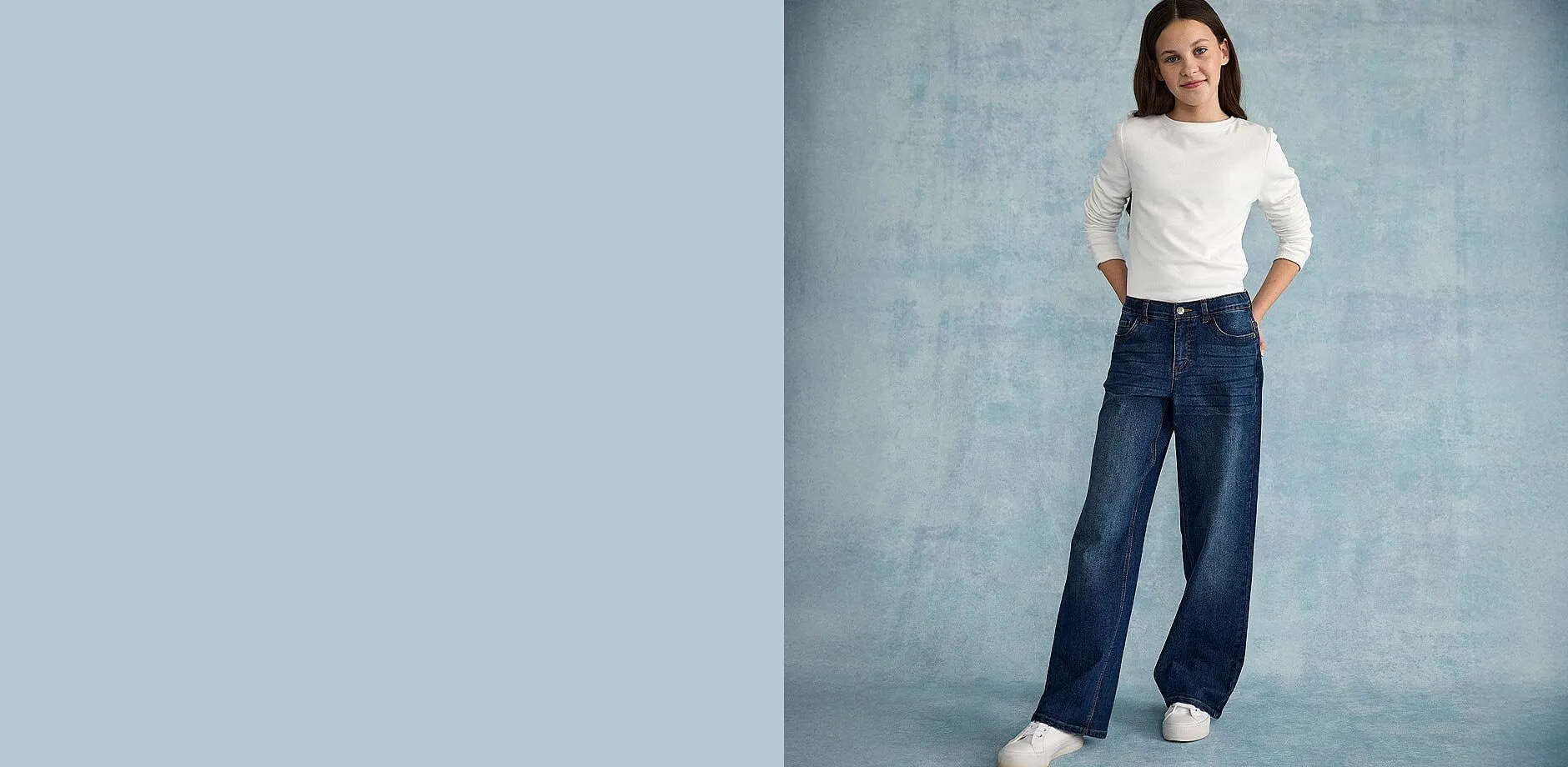 Wei&szlig;es, strukturiertes Oberteil kombiniert mit weiten Jeans und wei&szlig;en Sneakers.