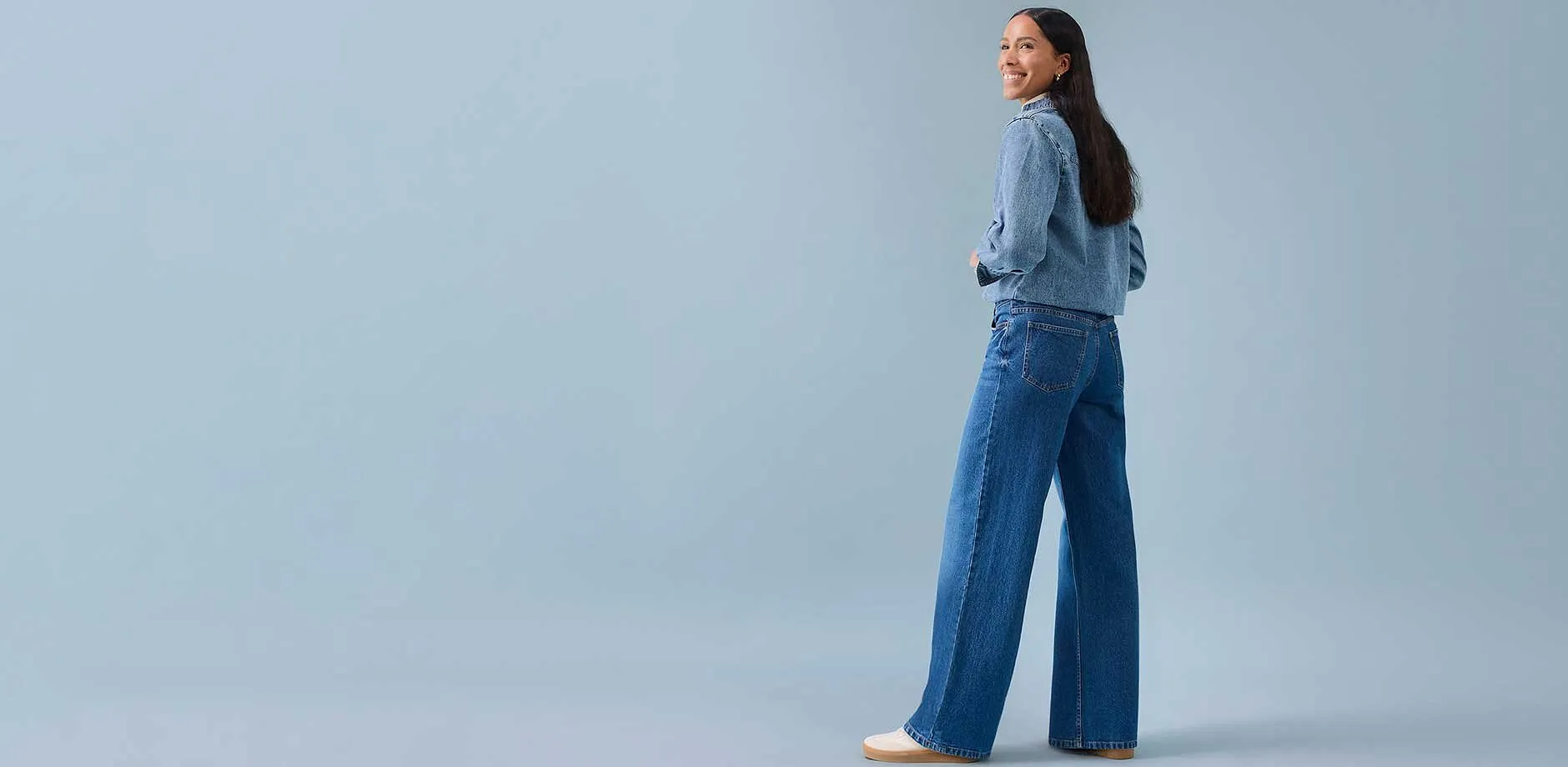 Hellblaue Bluse kombiniert mit weiten Jeans. 