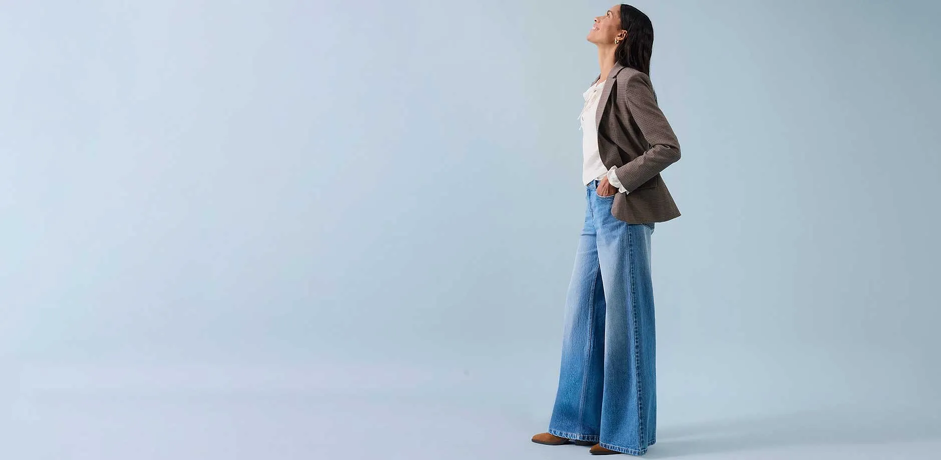 Weite Jeans, helles Top und beiger Blazer für einen entspannten Stil.