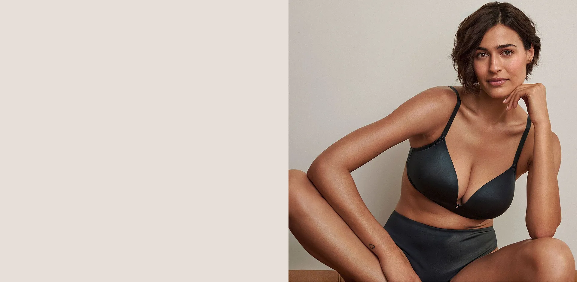 Eleganter dunkelblauer Bügel-BH und passende Unterwäsche.