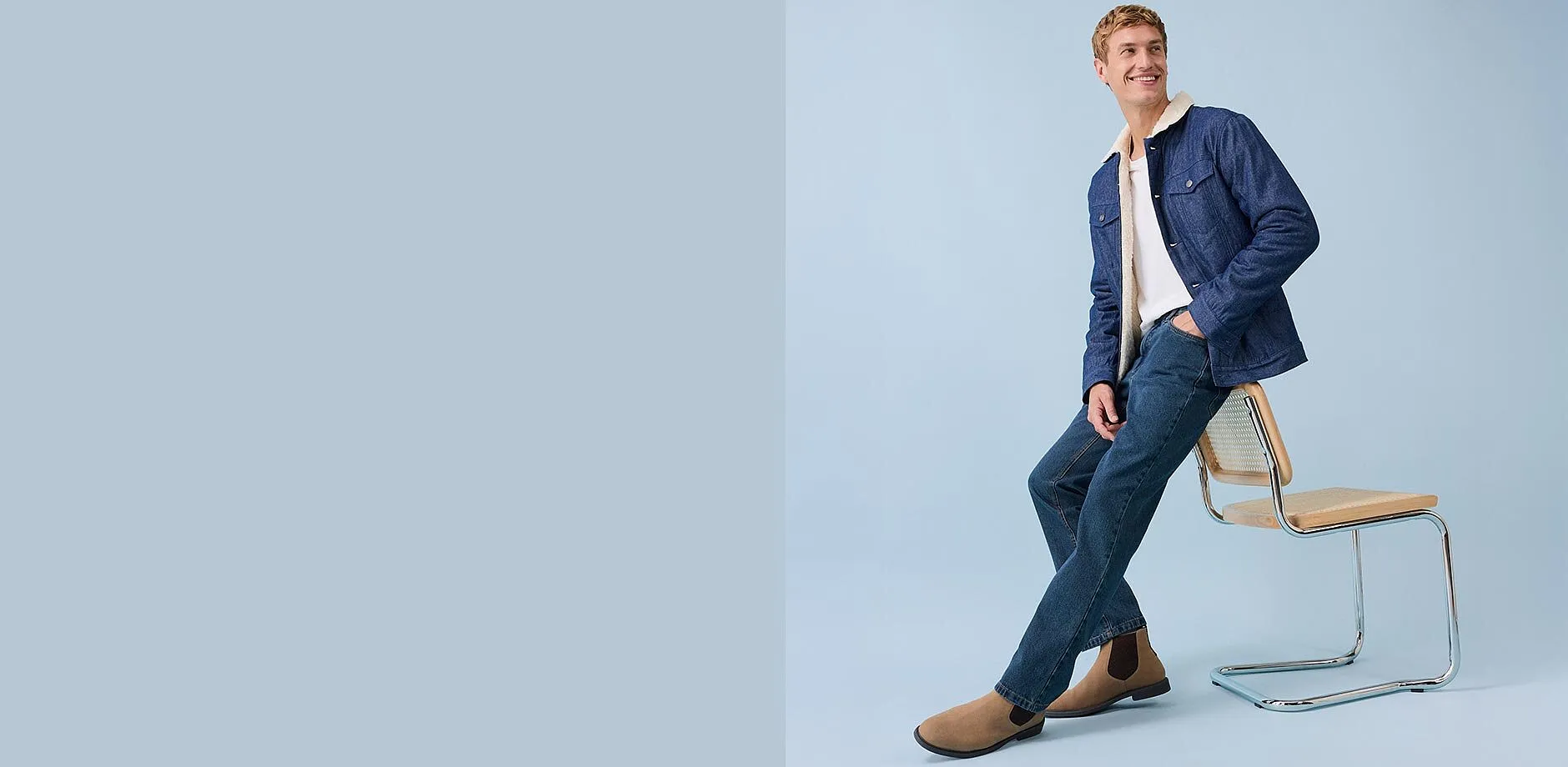 L&auml;ssiger Denim-Look: Blaue Jeansjacke & dunkle Regular Fit Jeans. 