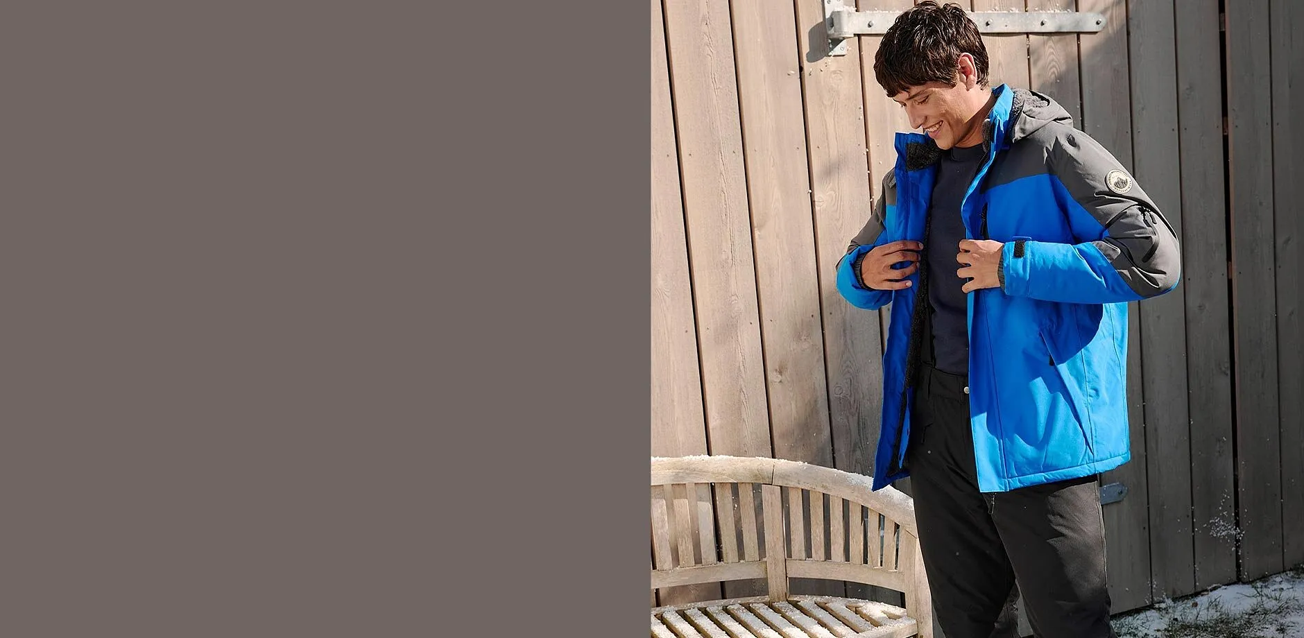 Veste bleue sportive &agrave; capuche, parfaite pour vos activit&eacute;s de plein air.