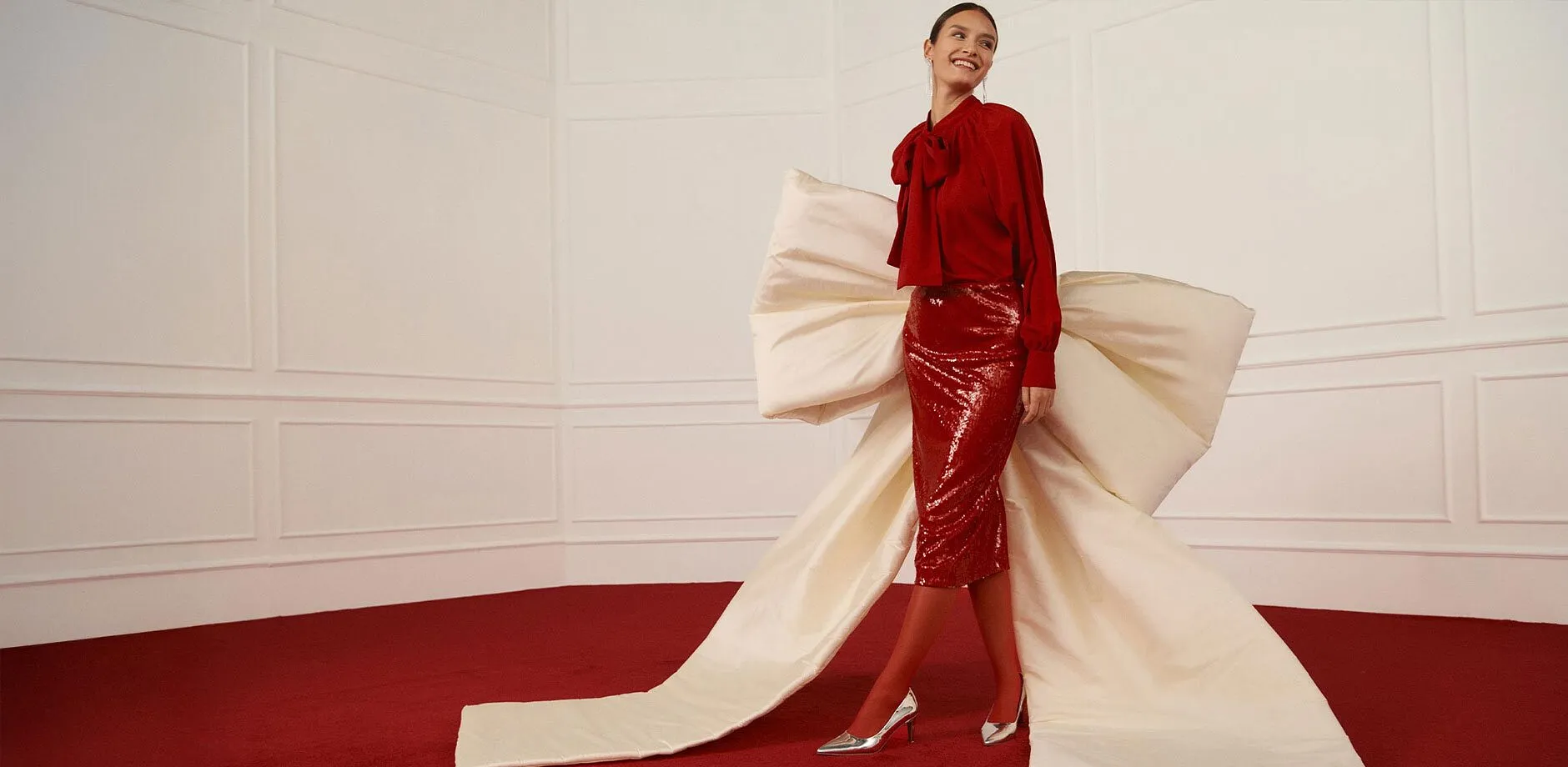 Blouse rouge &eacute;l&eacute;gante mari&eacute;e &agrave; une jupe brillante.