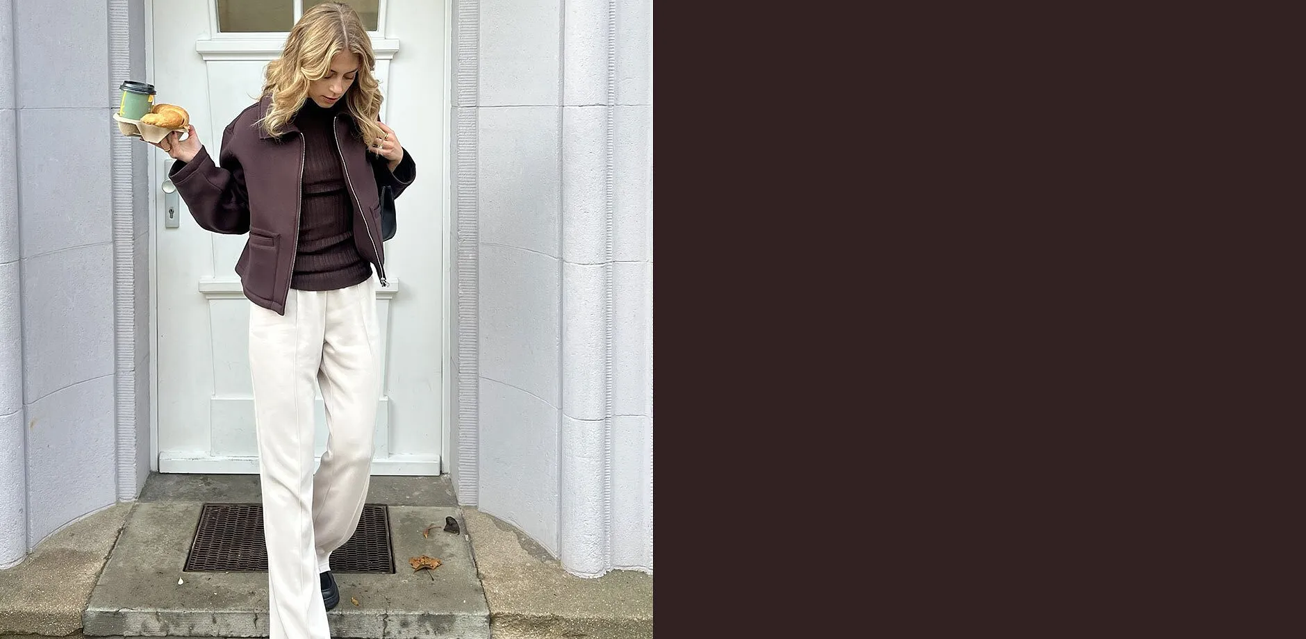 Look décontracté avec une veste foncée et un pantalon clair.