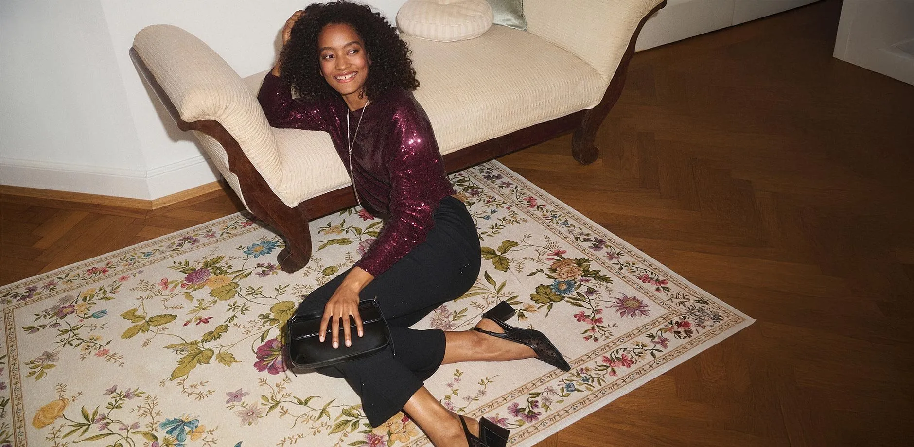 T-shirt &agrave; manches longues en rouge bourgogne &eacute;l&eacute;gant sur un pantalon fonc&eacute;.