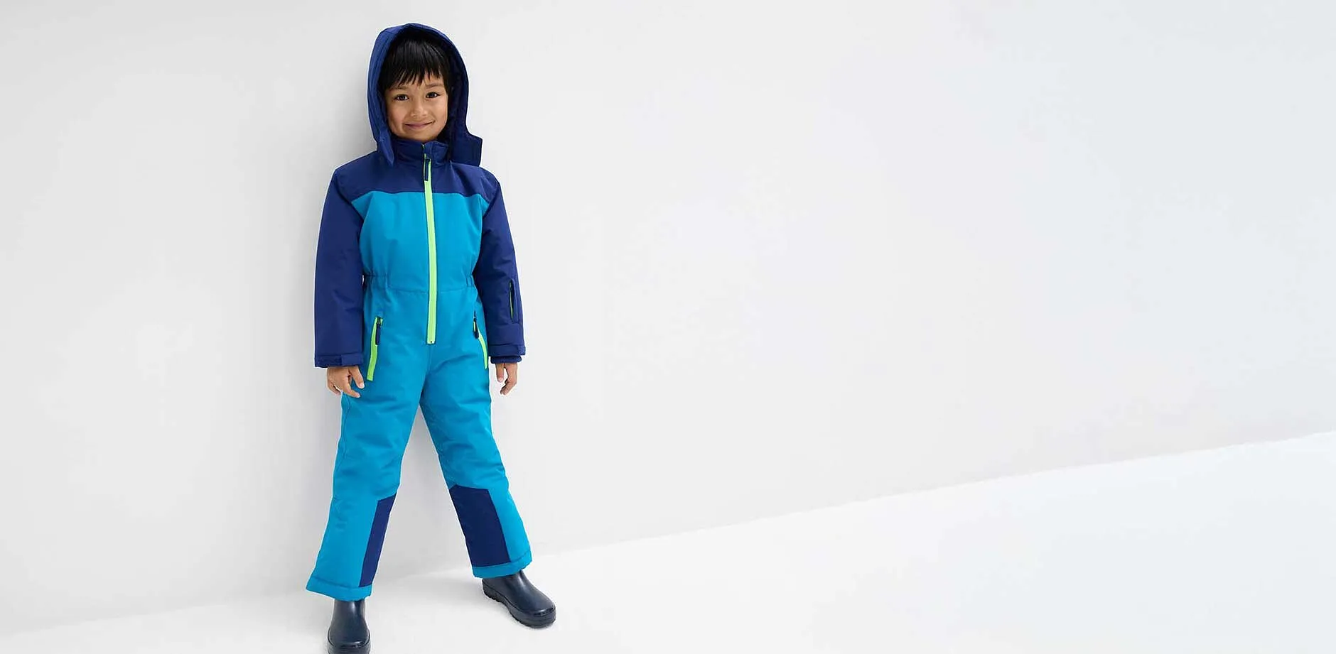 Petit garçon en combinaison de ski.