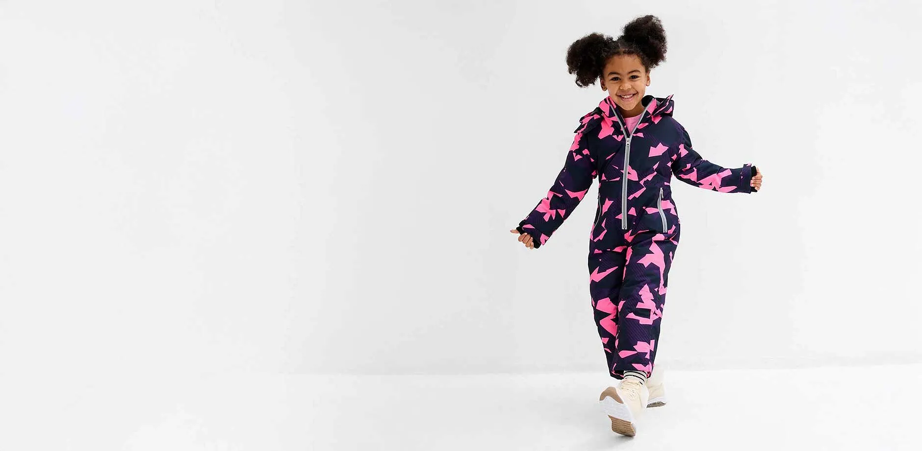 Petite fille en combinaison de ski.