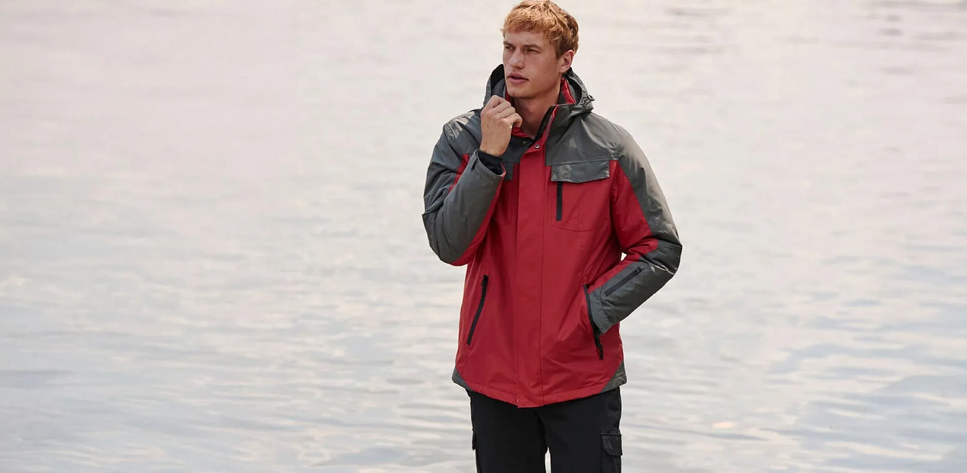 Veste d'hiver rouge pratique avec &eacute;l&eacute;ments noirs.