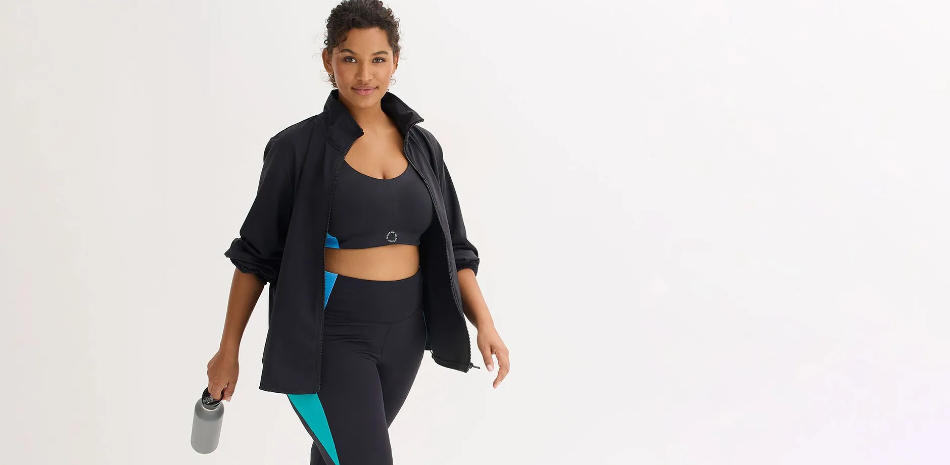 Veste de sport noire, soutien-gorge de sport et legging de sport color&eacute;s pour les activit&eacute;s sportives.