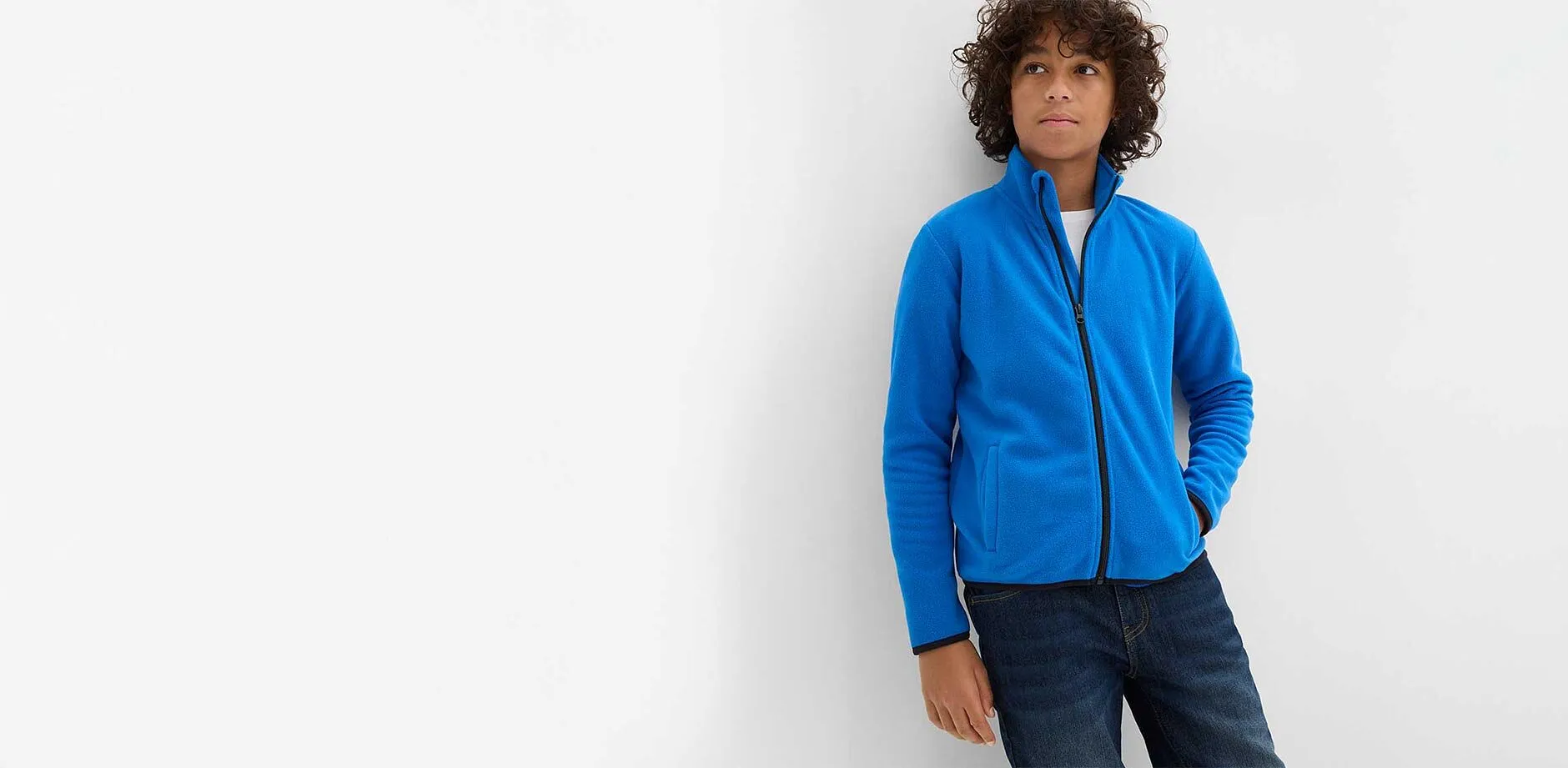 Junge tr&auml;gt blaue Fleecejacke.