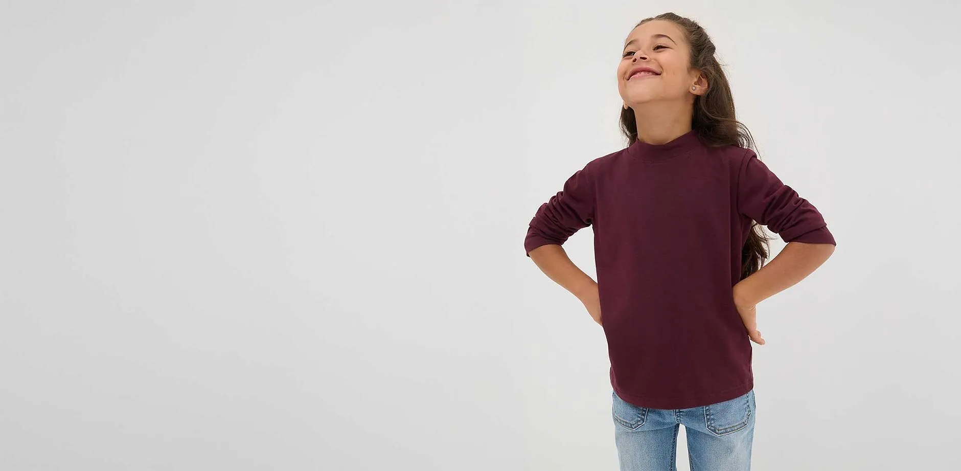 M&auml;dchen tr&auml;gt rotes Langarmshirt.