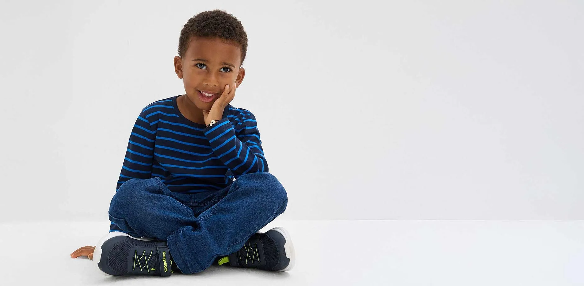 Junge tr&auml;gt gestreiftes Langarmshirt.