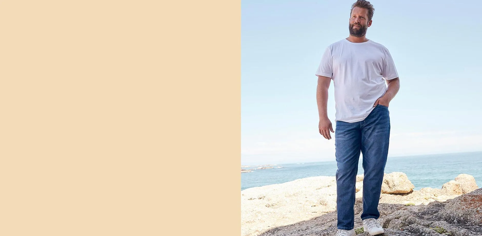 Wei&szlig;es T-Shirt, blaue Jeans und wei&szlig;e Sneakers am Strand.