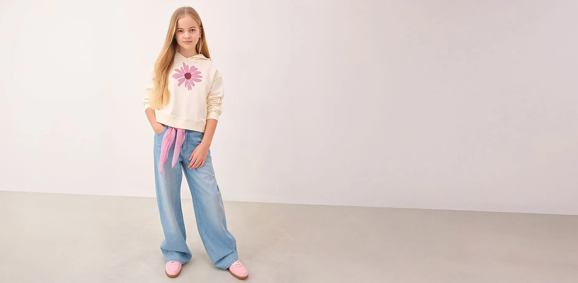 Pullover mit Aufdruck und weite Hose. 