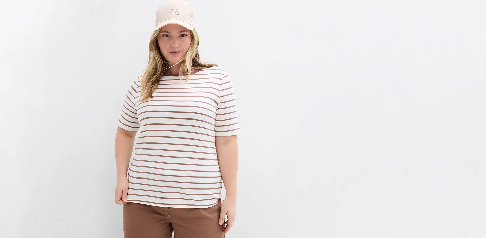 Gestreiftes T-Shirt in Wei&szlig; und Braun, kombiniert mit brauner Hose.