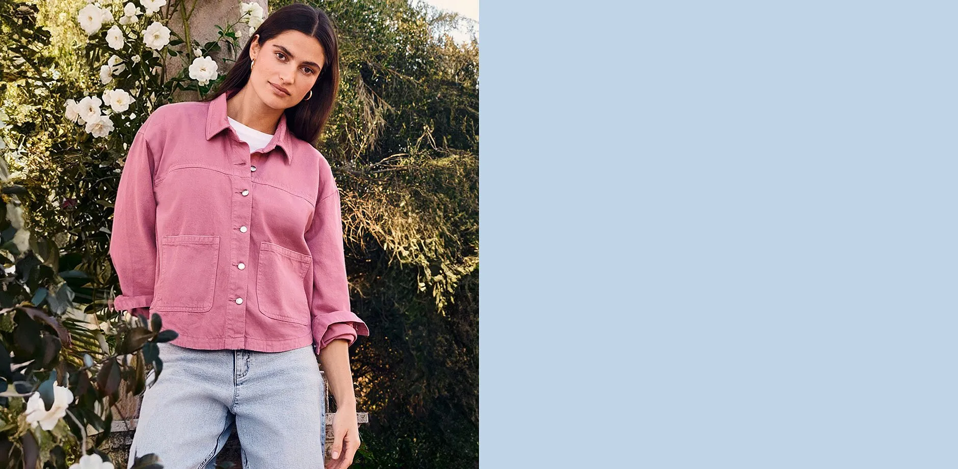 Veste rose &agrave; grandes poches sur un T-shirt blanc, associ&eacute;e &agrave; un jean de couleur claire.