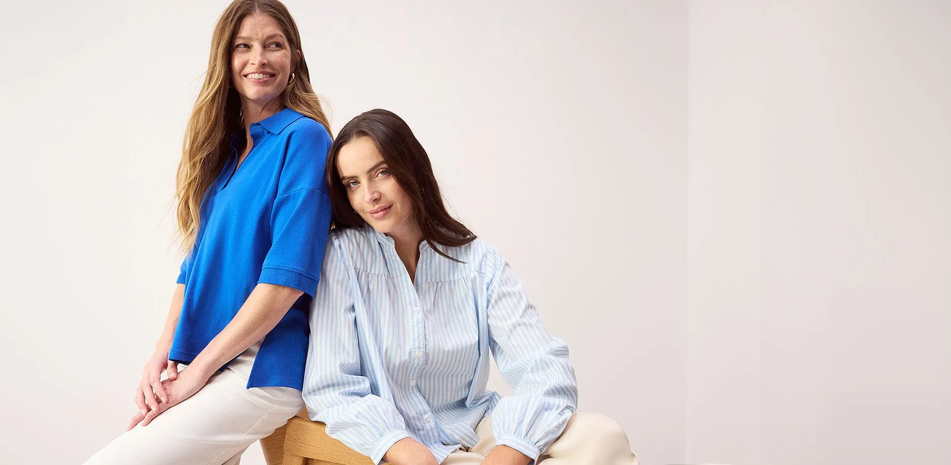 Polo bleu et chemisier ray&eacute; associ&eacute;s &agrave; un pantalon blanc : le chic d&eacute;contract&eacute; pour le printemps.