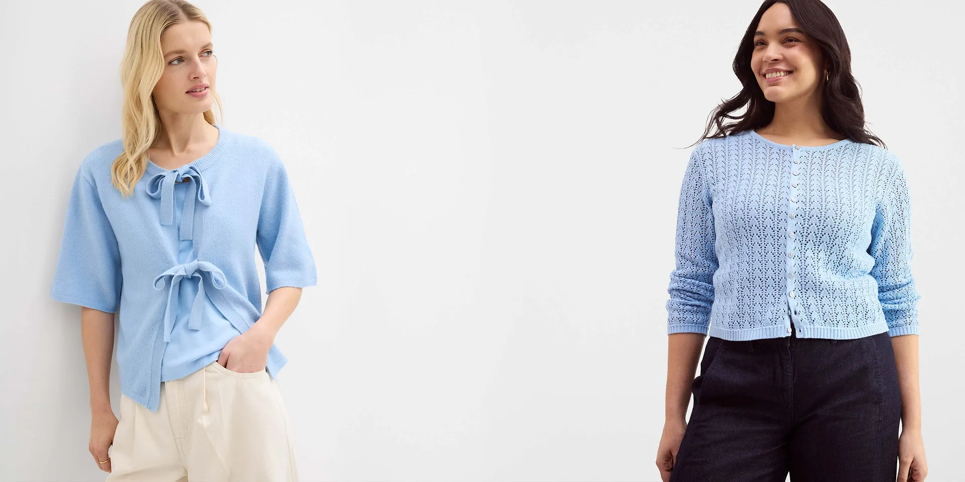 Himmelblaues Strickoberteil mit Schleifendetails.