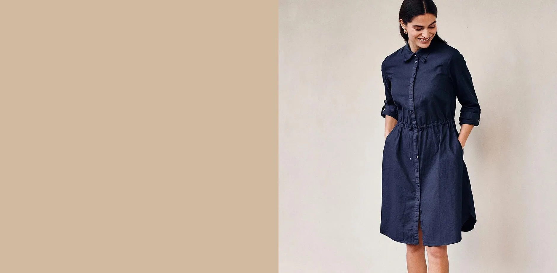 Robe-chemise bleu fonc&eacute; avec ceinture &agrave; la taille, patte de boutonnage et manches 3/4.