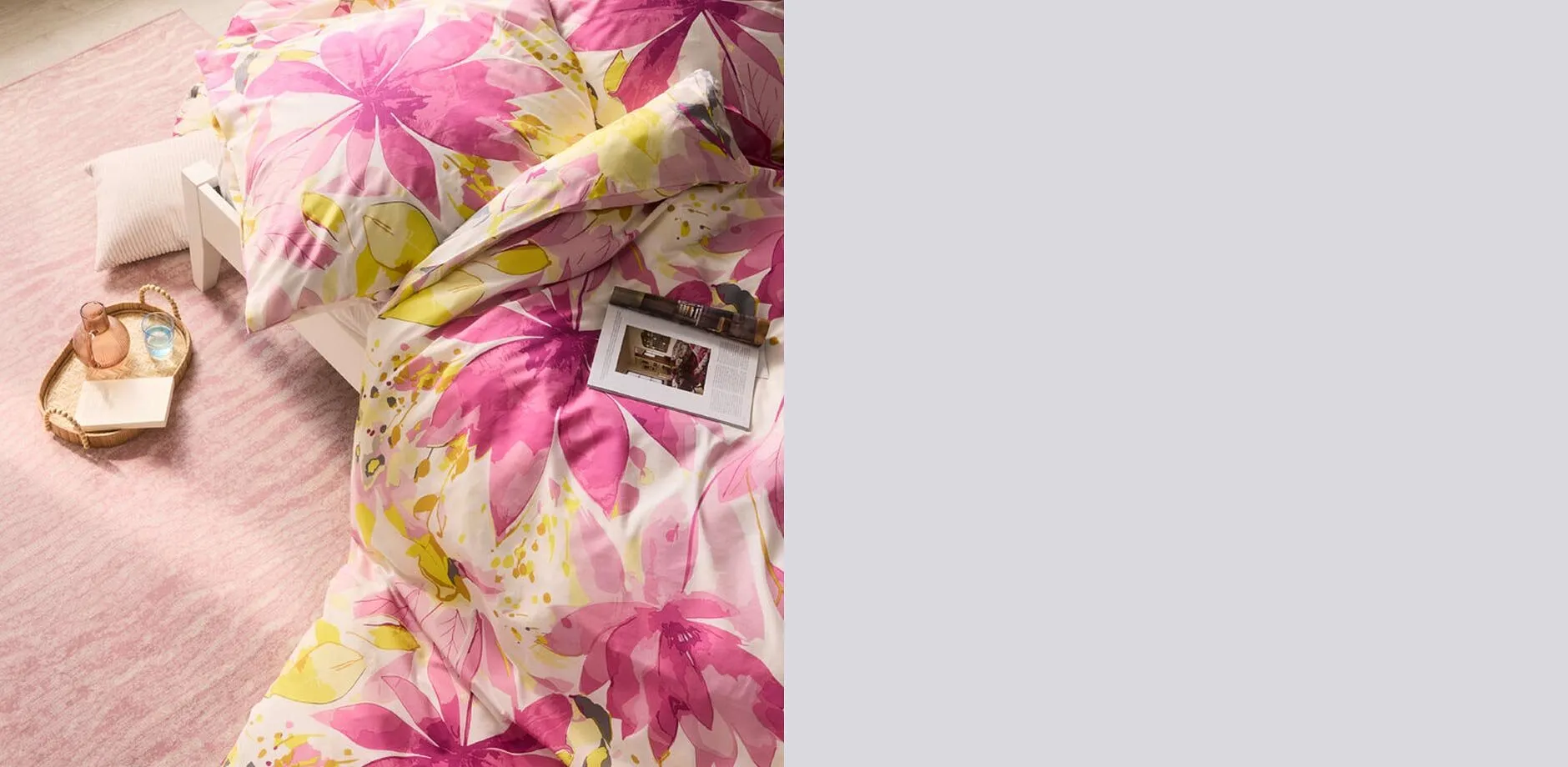 Parure de lit &agrave; grosses fleurs dans des tons rose et jaune.