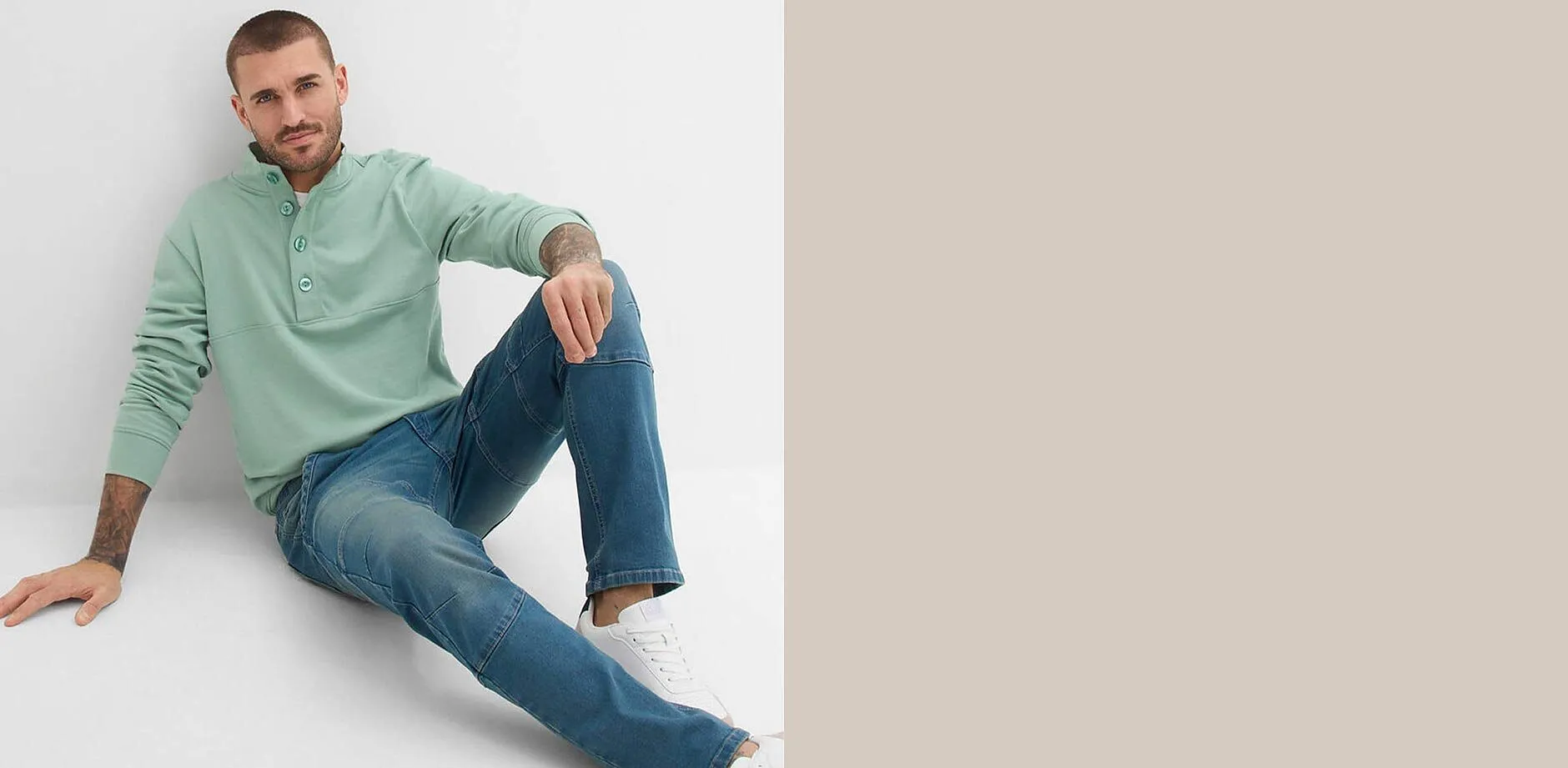 Mintgr&uuml;ner Sweater mit Knopfverschluss am Kragen, kombiniert mit blauen Jeans.