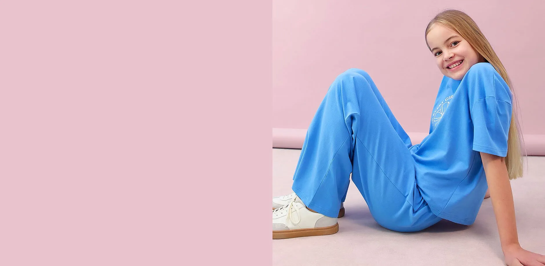 Toute de bleu v&ecirc;tue : T-shirt ample et pantalon large pour un look confortable et d&eacute;contract&eacute;.