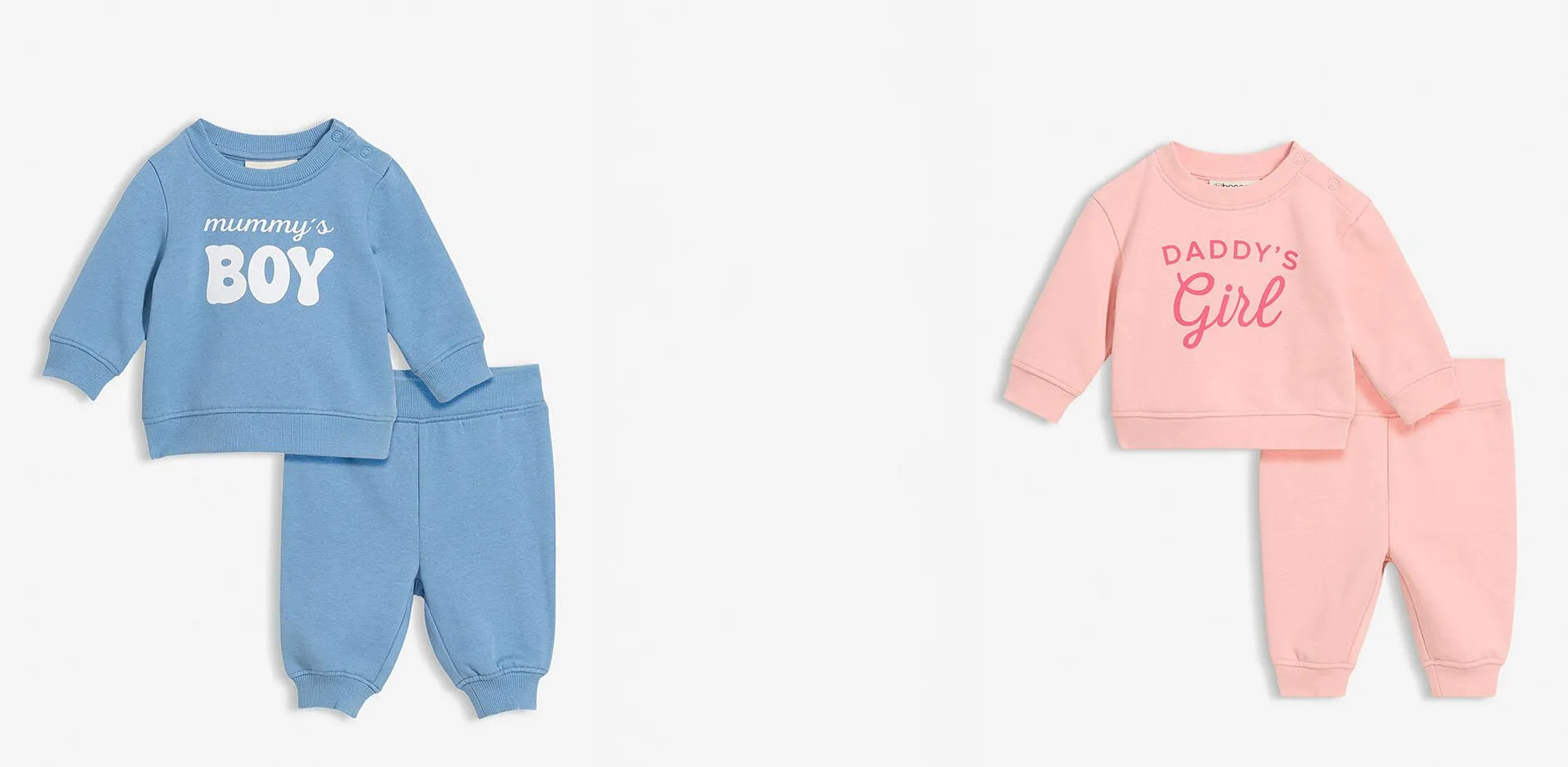 V&ecirc;tements pour b&eacute;b&eacute;s en couleurs pastel : ensemble bleu pour les gar&ccedil;ons et ensemble rose pour les filles.