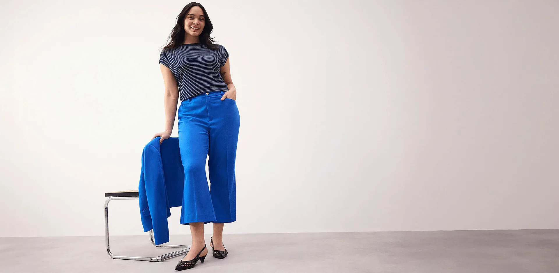 Graues T-Shirt und blaue Culottes-Hose sorgen f&uuml;r einen l&auml;ssigen, aber stilvollen Look.