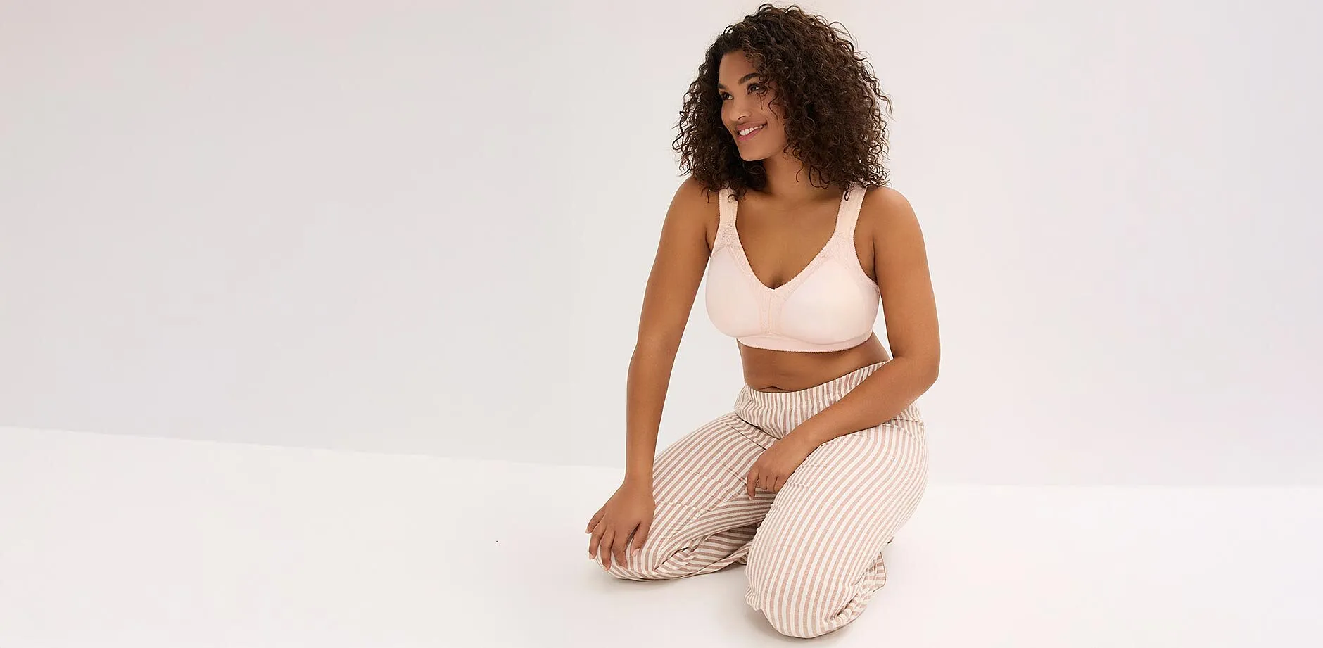 Elegante Kombination aus wei&szlig;em Crop-Top und heller, gemusterter Hose f&uuml;r einen entspannten Look.