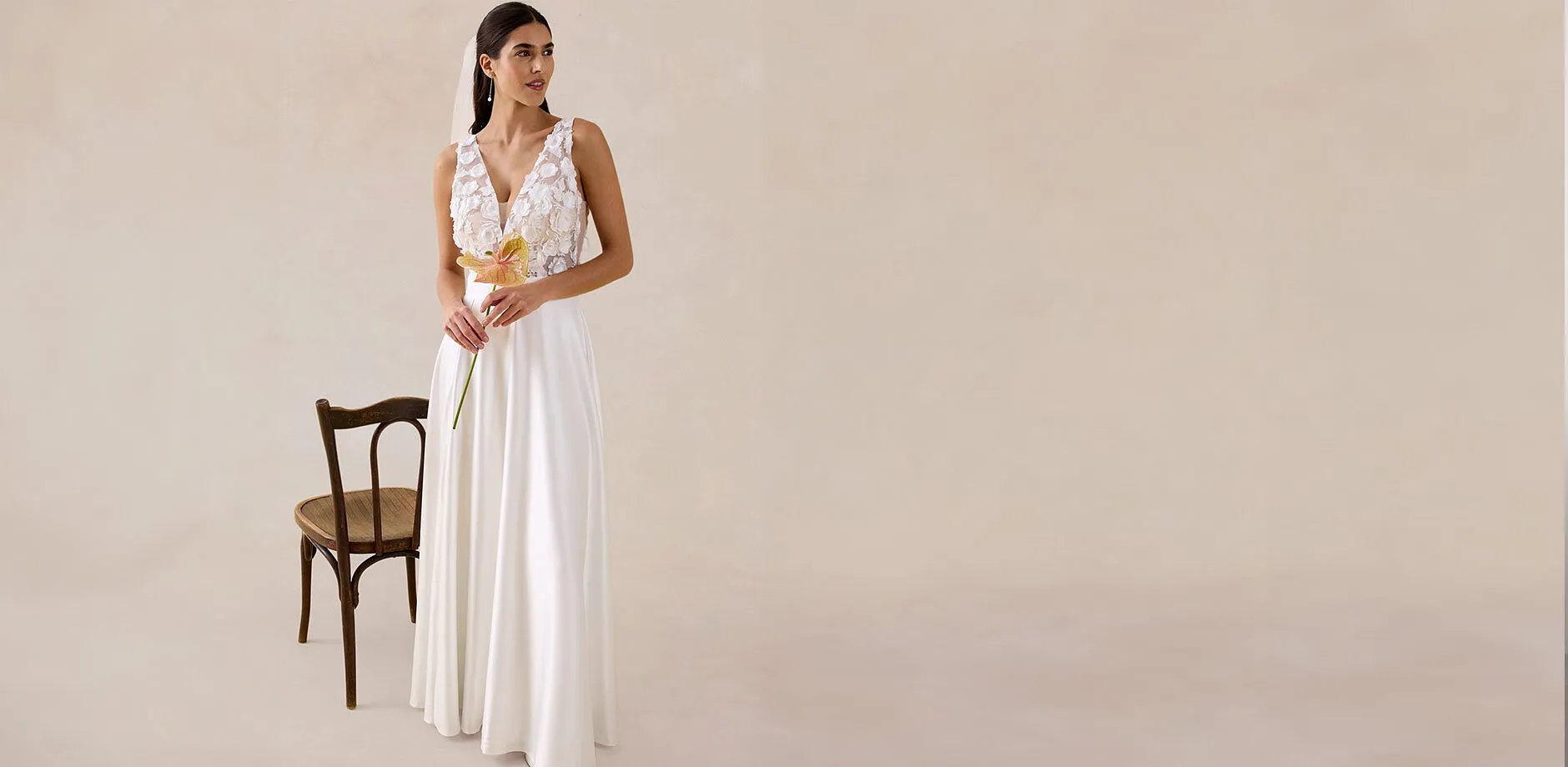 Belle robe longue blanche &eacute;l&eacute;gante avec haut en dentelle, d&eacute;collet&eacute; en V plongeant et jupe fluide. Parfaite pour un mariage en &eacute;t&eacute;.