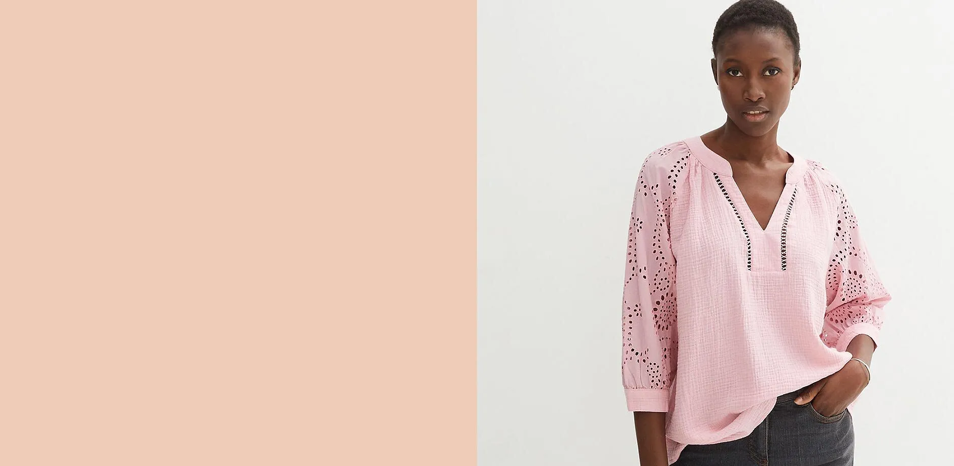 Rosa Tunika mit Lochstickerei und V-Ausschnitt, kombiniert mit dunkler Jeans.