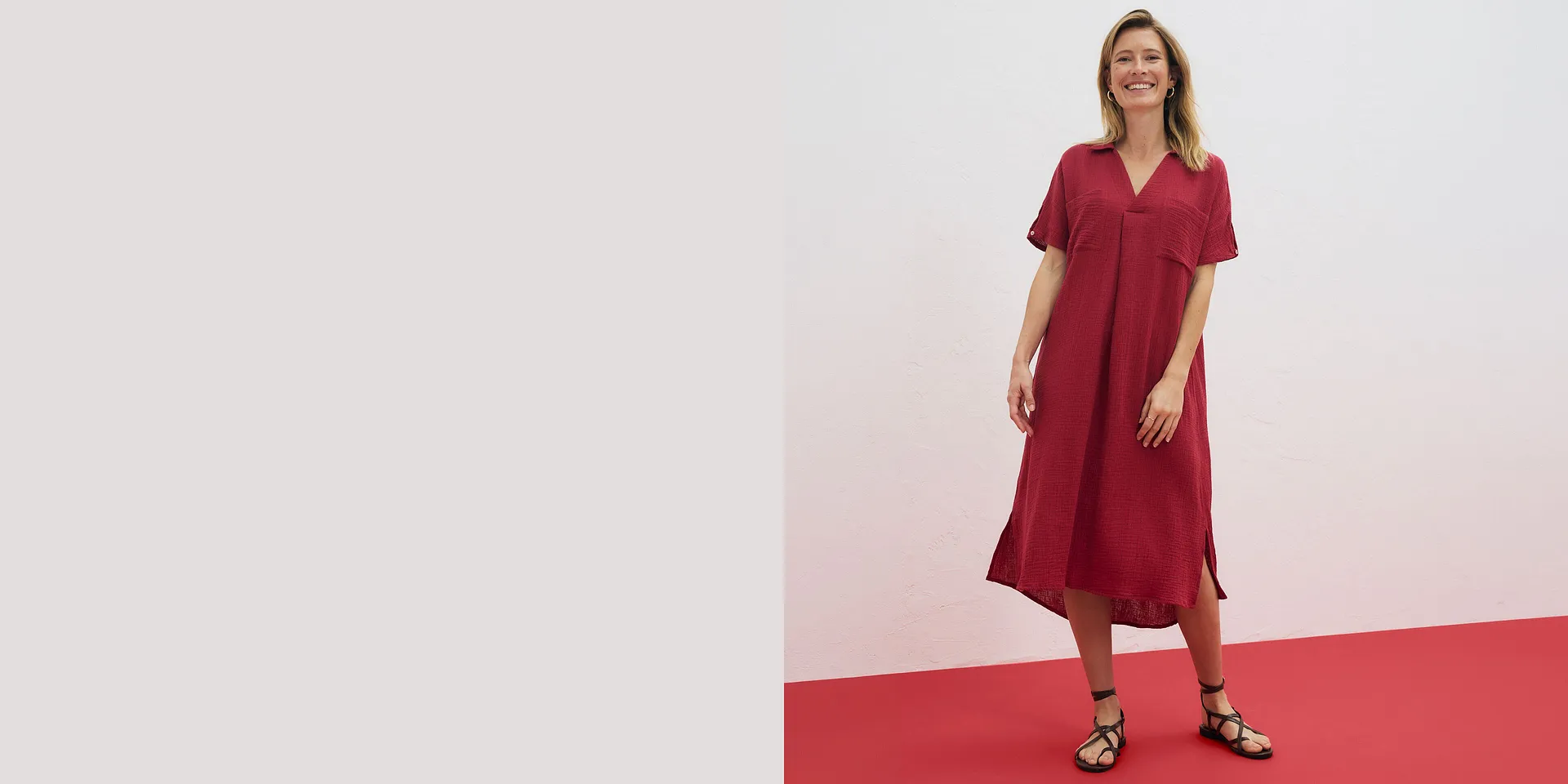Robe rouge estivale et l&eacute;g&egrave;re avec d&eacute;collet&eacute; en V et manches courtes.