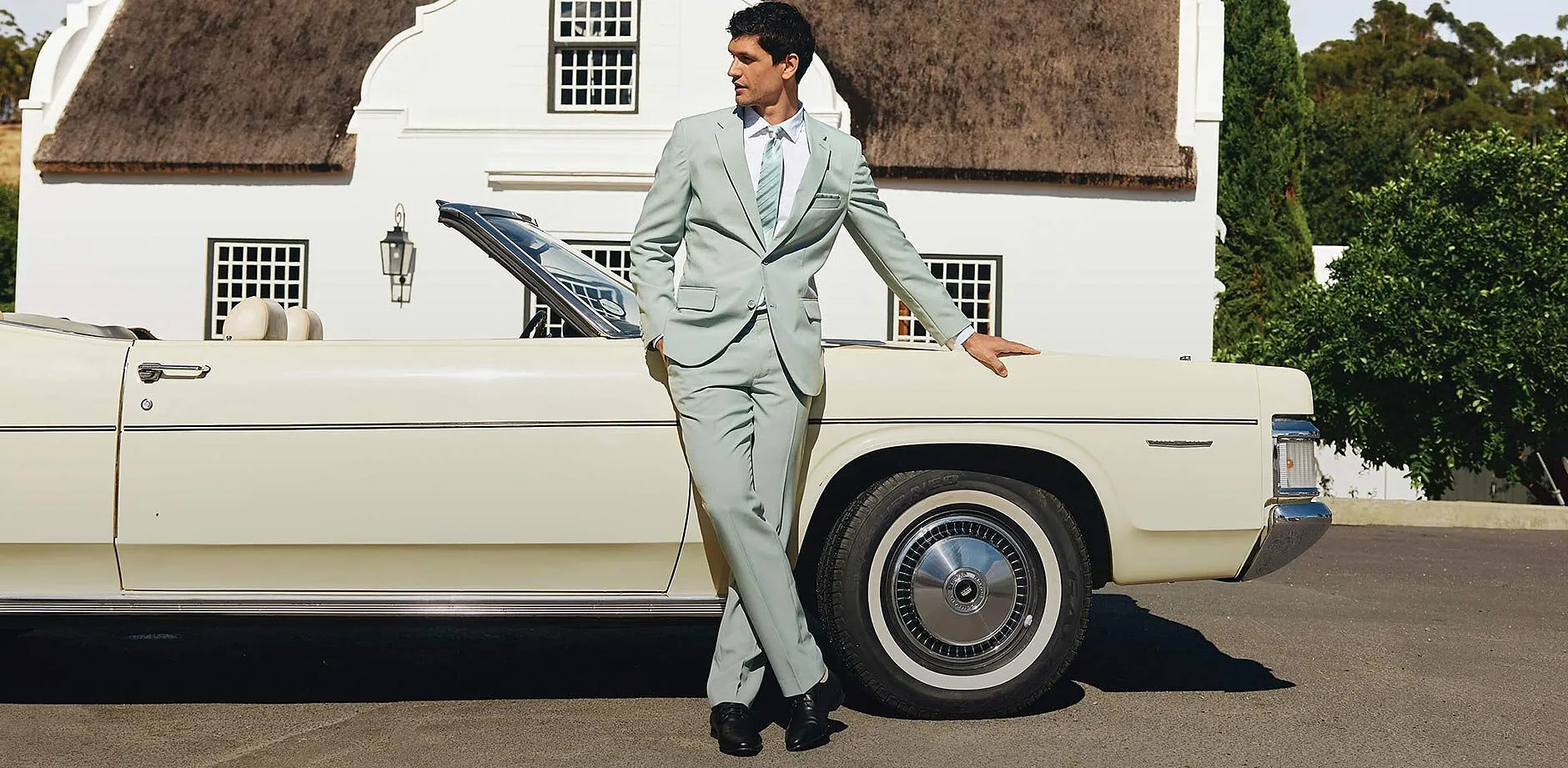 Eleganter hellgrauer Anzug mit passender Krawatte, stilvoll kombiniert.