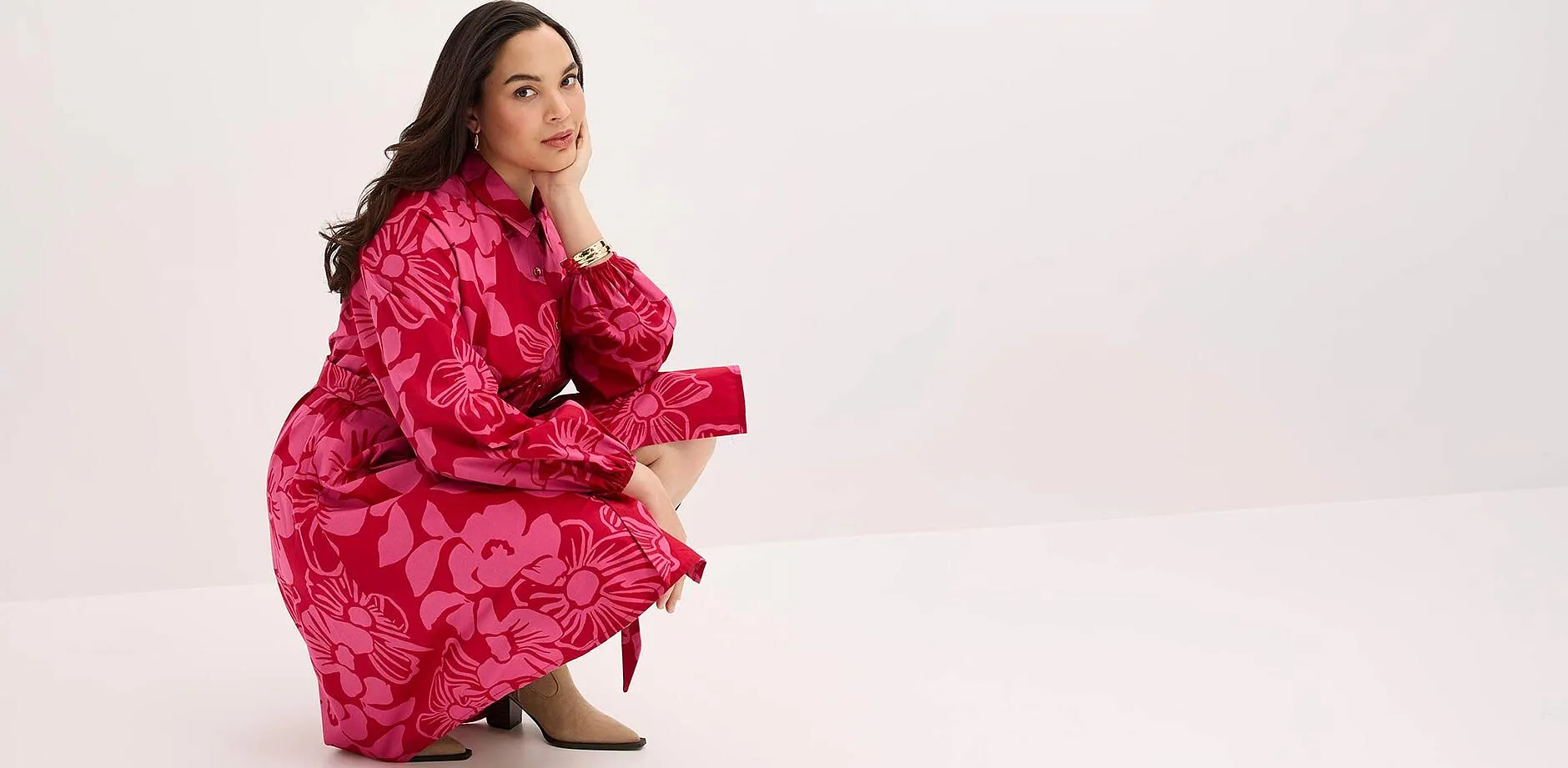 Auff&auml;lliges rotes Kleid mit Blumenmuster, lange &Auml;rmel und Kragen. 