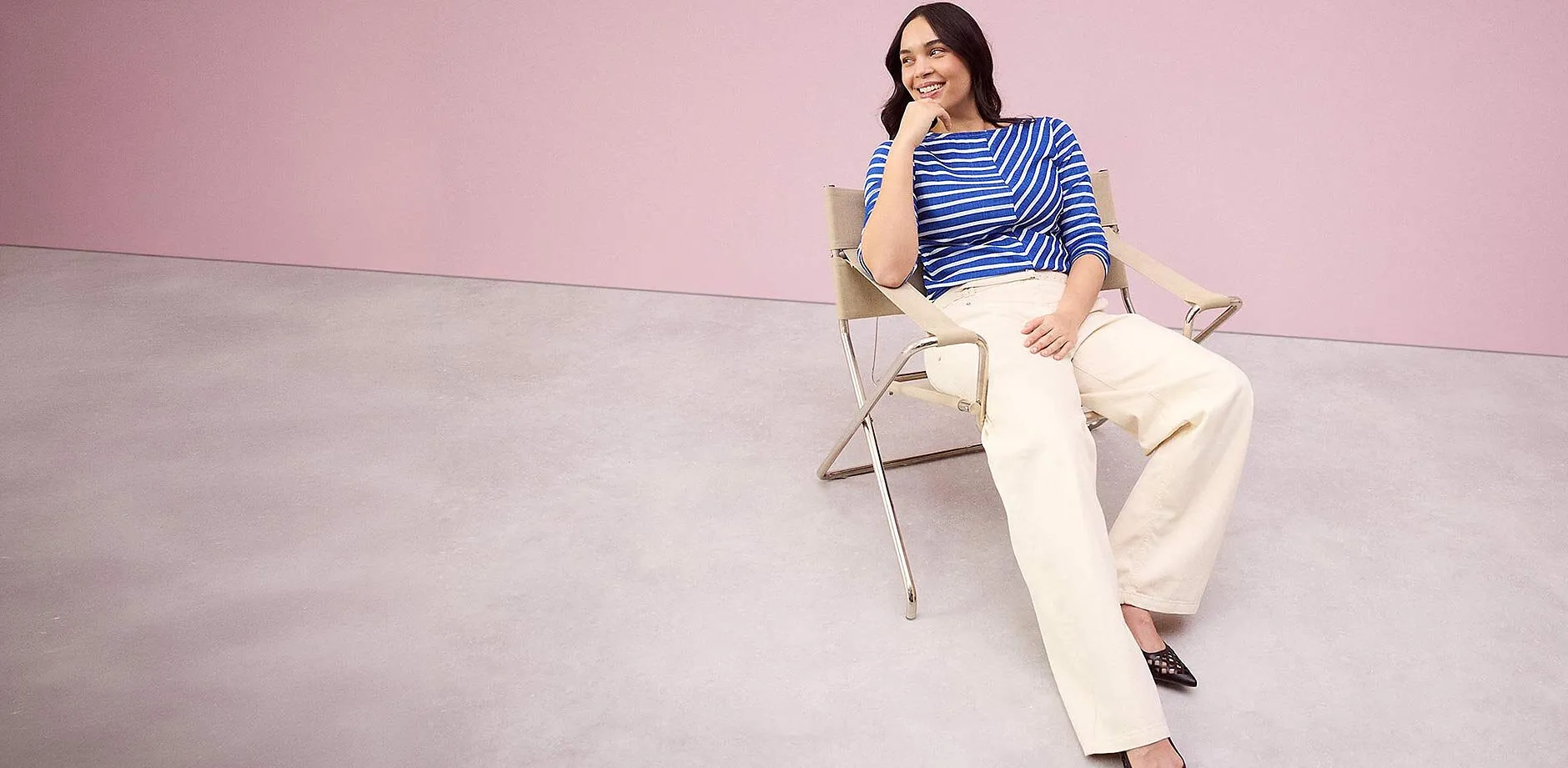 Ein gestreiftes blau-wei&szlig;es Oberteil kombiniert mit einer weiten, cremefarbenen Hose.