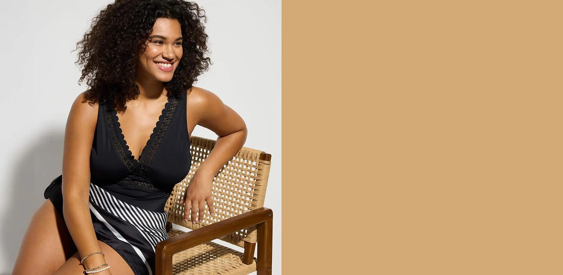 Schwarzer Badeanzug mit V-Ausschnitt und mit Laser-Cut Eins&auml;tzen.