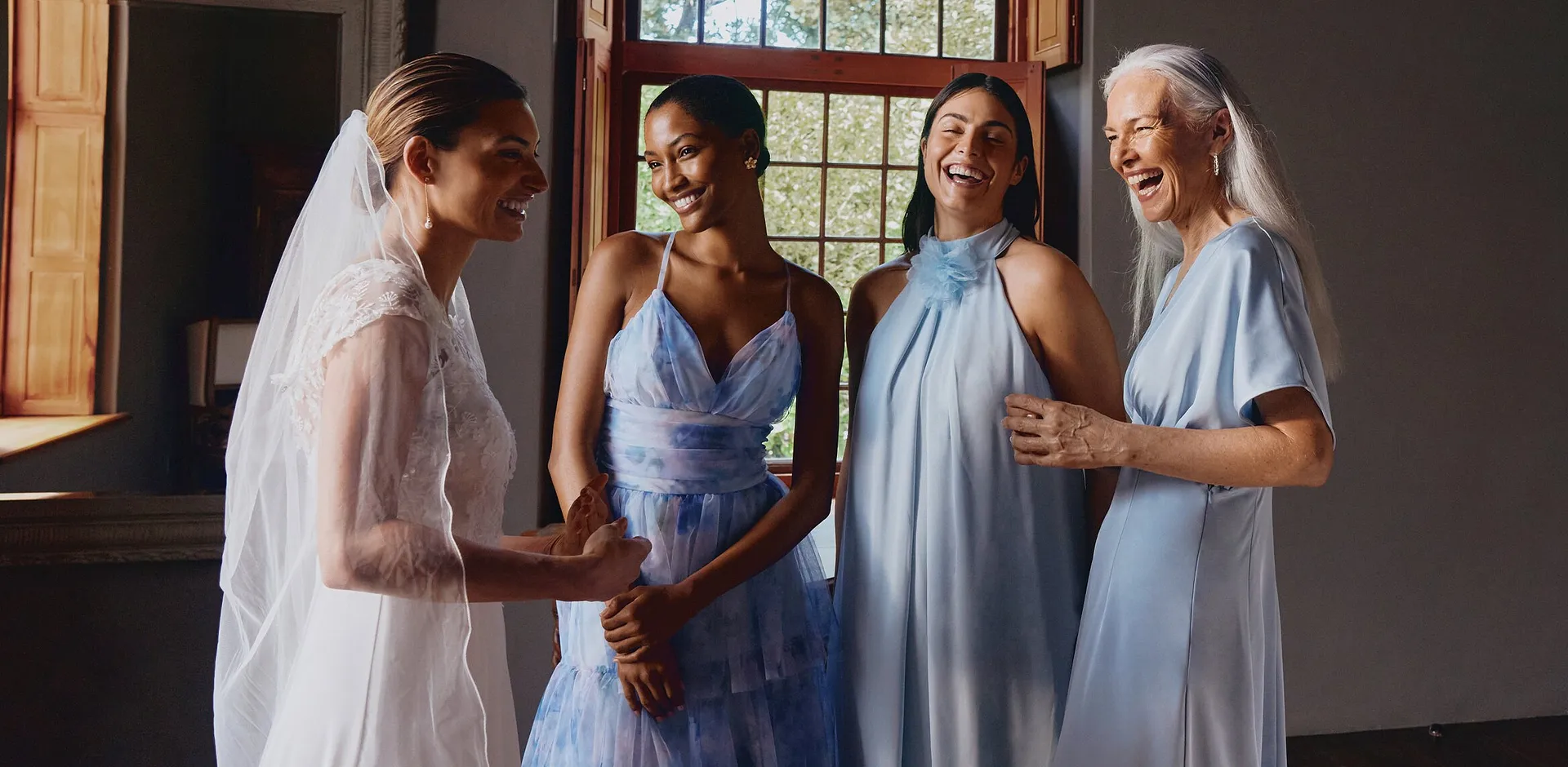 Ein hellblaues Neckholder-Kleid und ein blau-wei&szlig;es Tr&auml;gerkleid mit Muster.