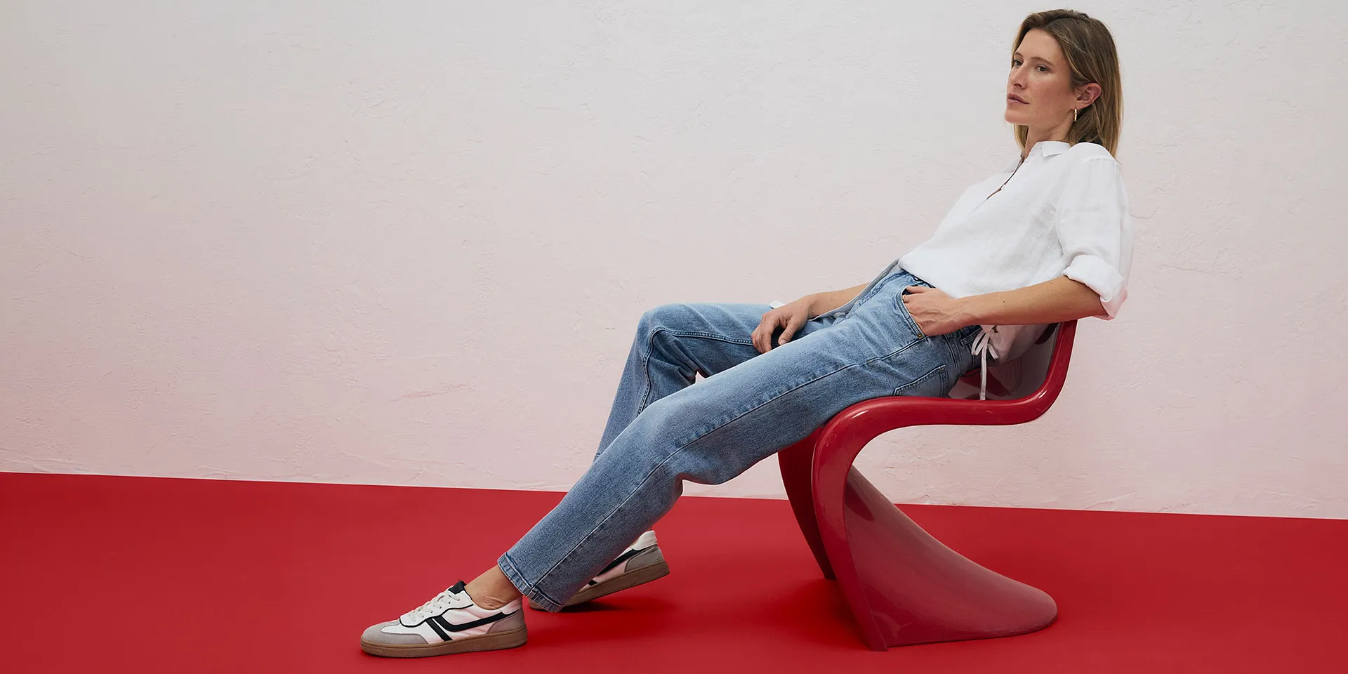 Wei&szlig;es Hemd und hellblaue Jeans, kombiniert mit Sneakers.